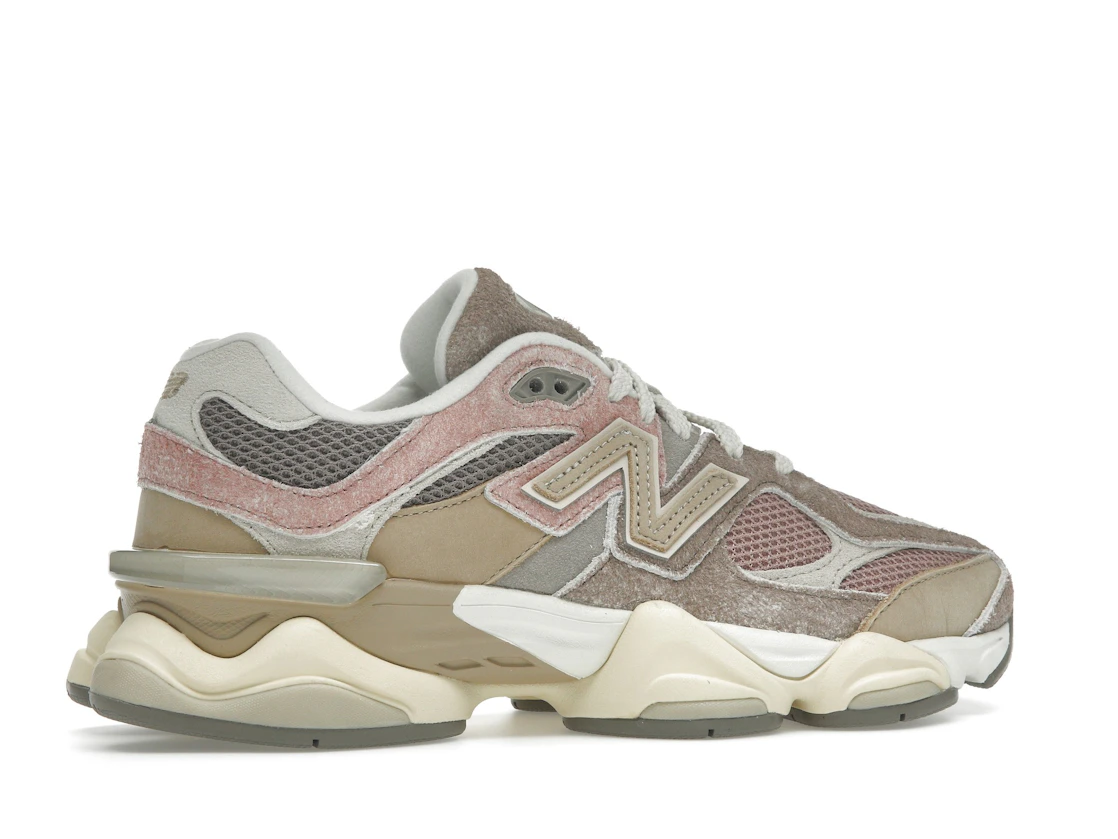 Vue 35 de New Balance 9060 Landslide Mushroom