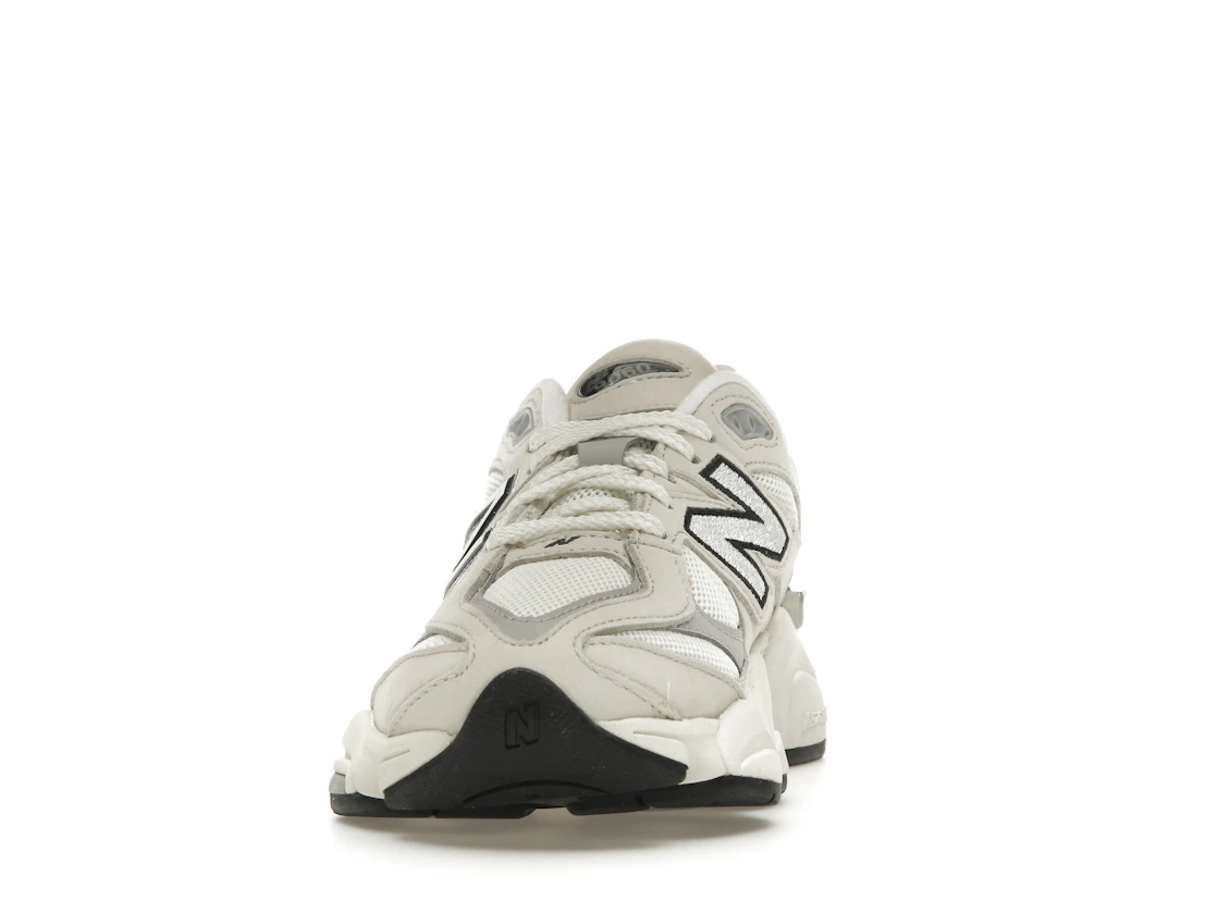 Vue 11 de New Balance 9060 Sea Salt Raincloud