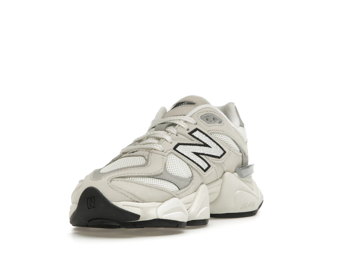 Vue 13 de New Balance 9060 Sea Salt Raincloud