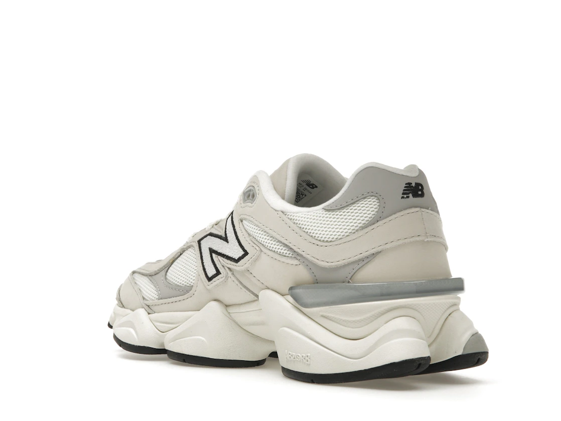 Vue 24 de New Balance 9060 Sea Salt Raincloud