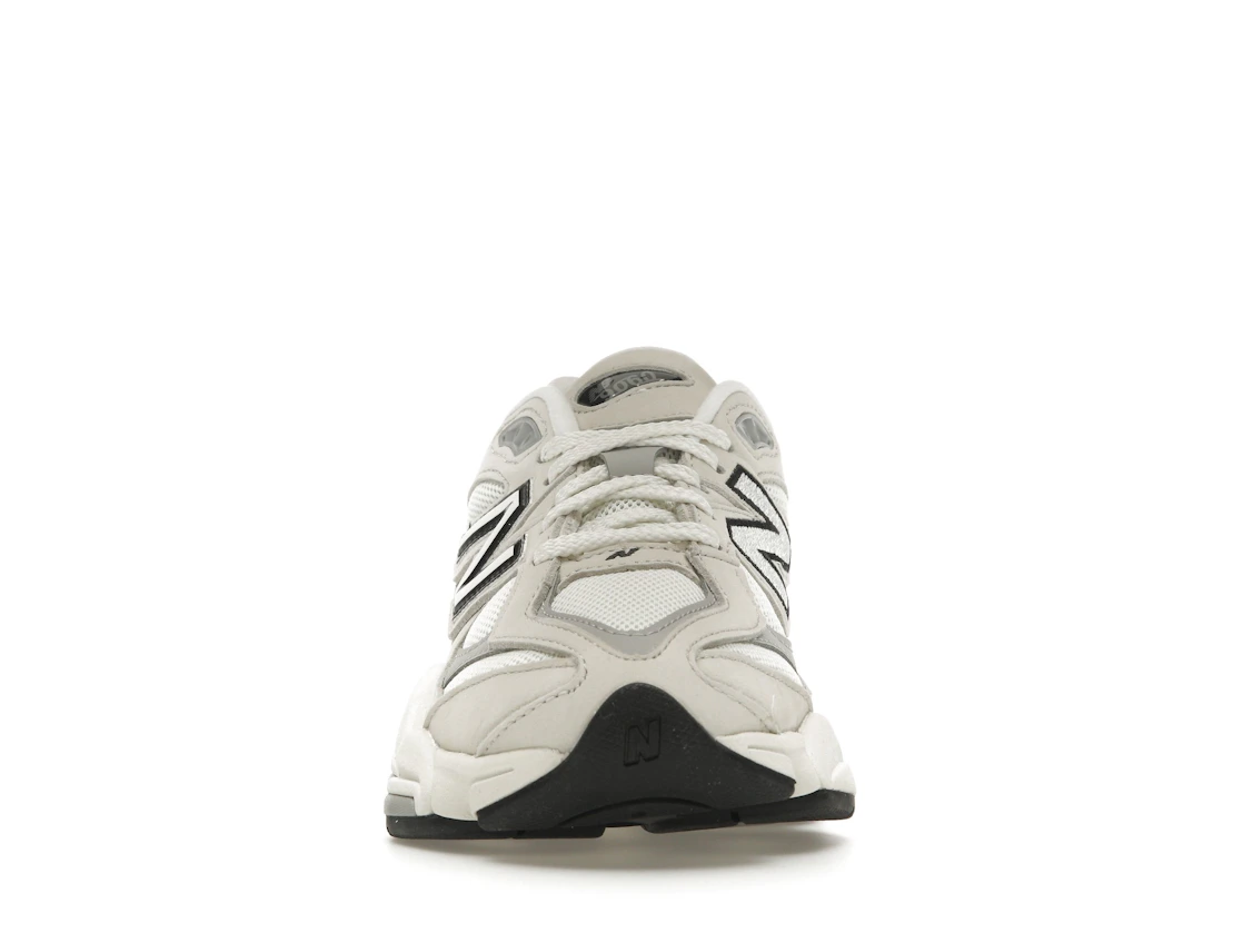 Vue 10 de New Balance 9060 Sea Salt Raincloud