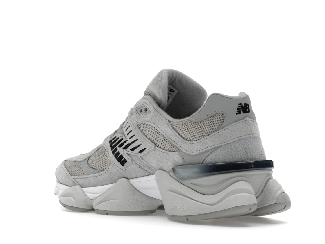 Vue 24 de New Balance 9060 Silver Metallic Grey
