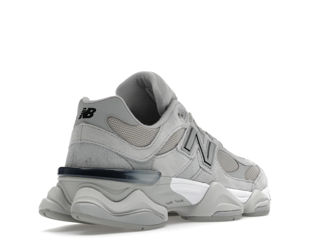 Vue 32 de New Balance 9060 Silver Metallic Grey