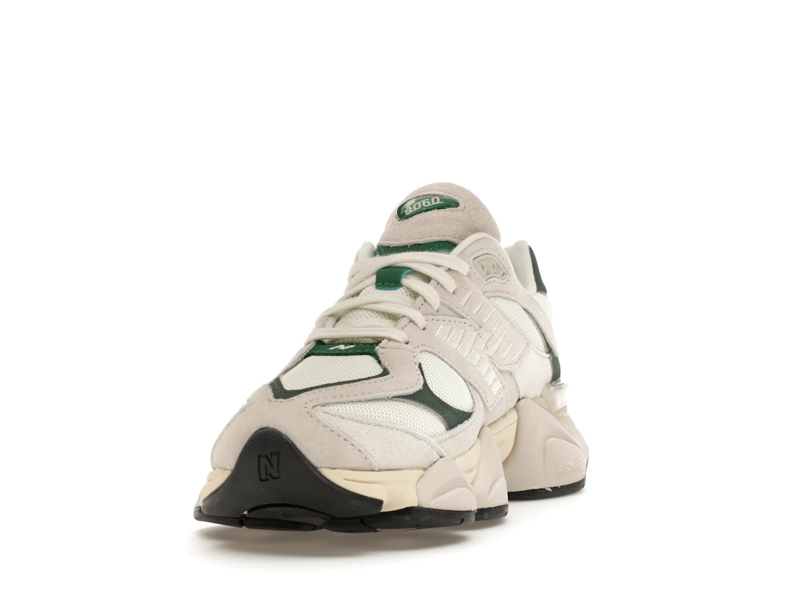 Vue 12 de New Balance 9060 Spruce Pack