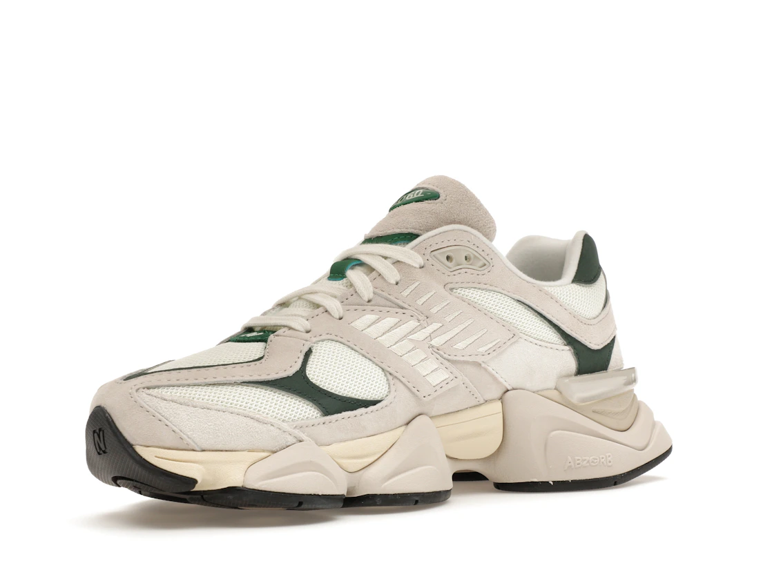 Vue 15 de New Balance 9060 Spruce Pack