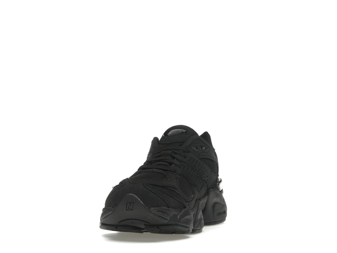 Vue 12 de New Balance 9060 Triple Black (GS)