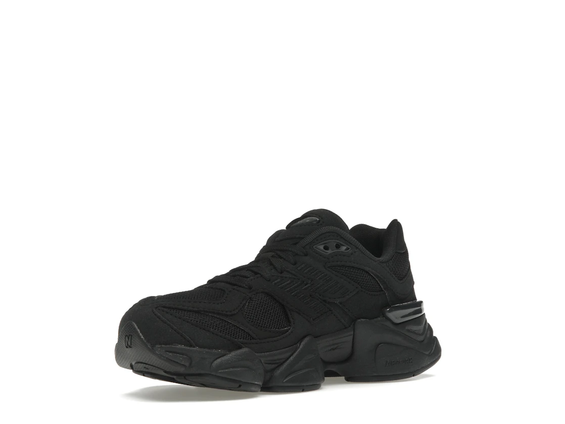 Vue 15 de New Balance 9060 Triple Black (GS)