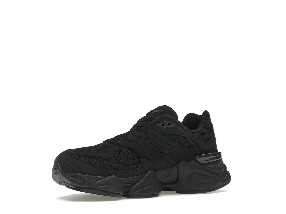 Vue 16 de New Balance 9060 Triple Black (GS)