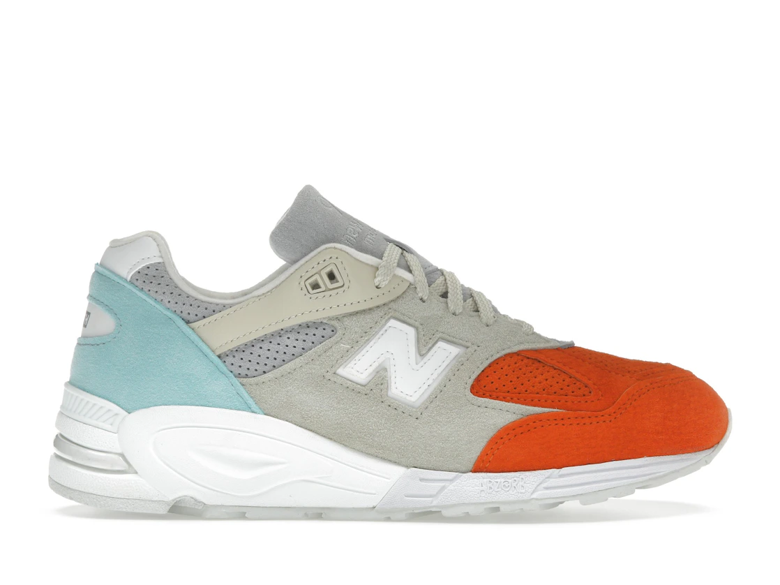 Vue 1 de New Balance 990v2 Kith Cyclades (with Socks)