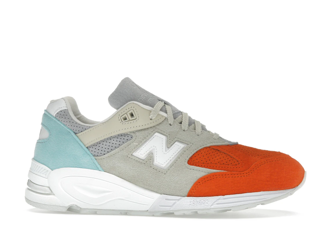 Vue 2 de New Balance 990v2 Kith Cyclades (with Socks)