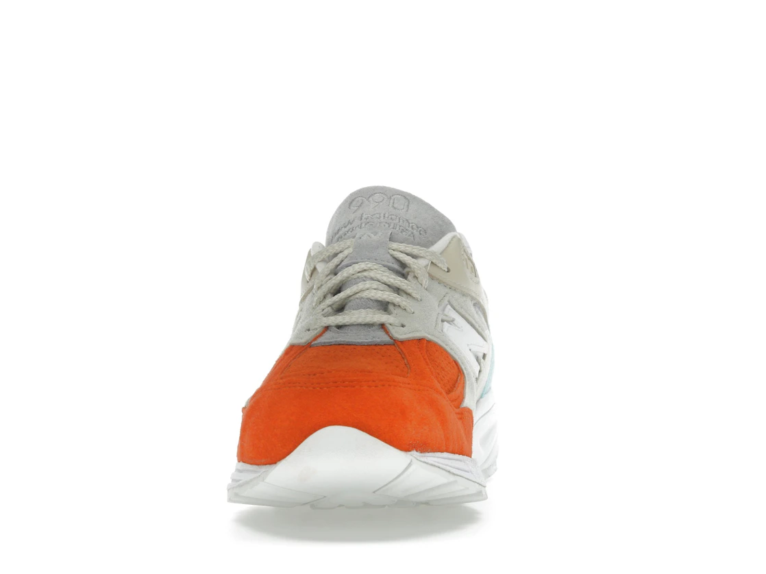 Vue 11 de New Balance 990v2 Kith Cyclades (with Socks)