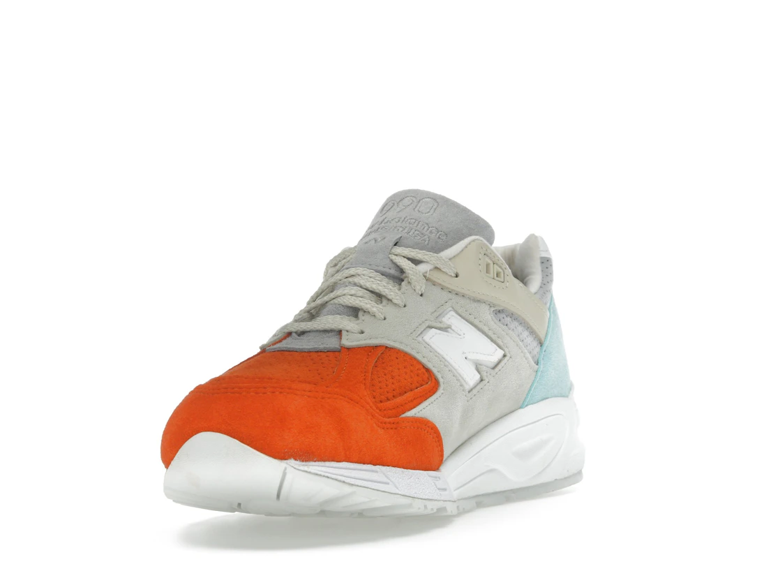 Vue 13 de New Balance 990v2 Kith Cyclades (with Socks)