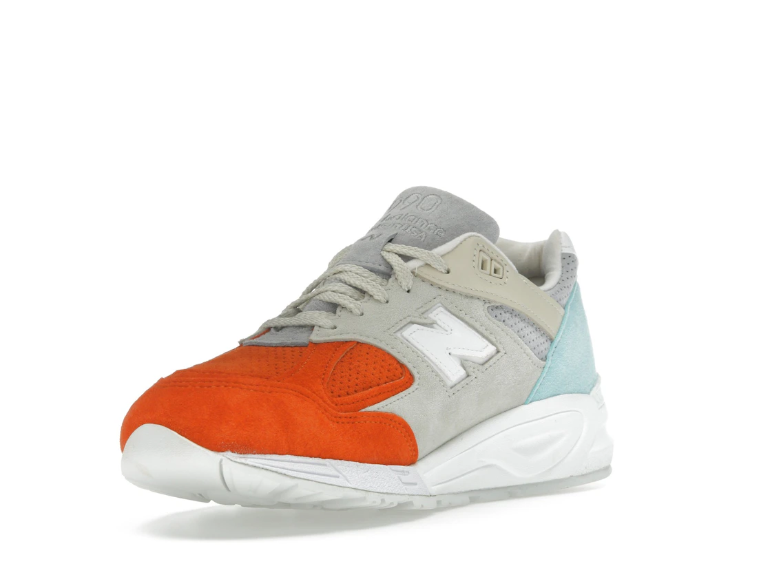 Vue 14 de New Balance 990v2 Kith Cyclades (with Socks)