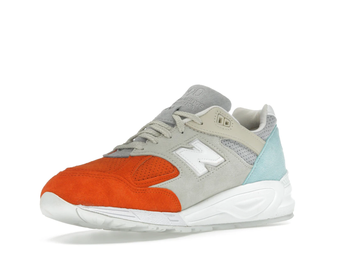 Vue 15 de New Balance 990v2 Kith Cyclades (with Socks)