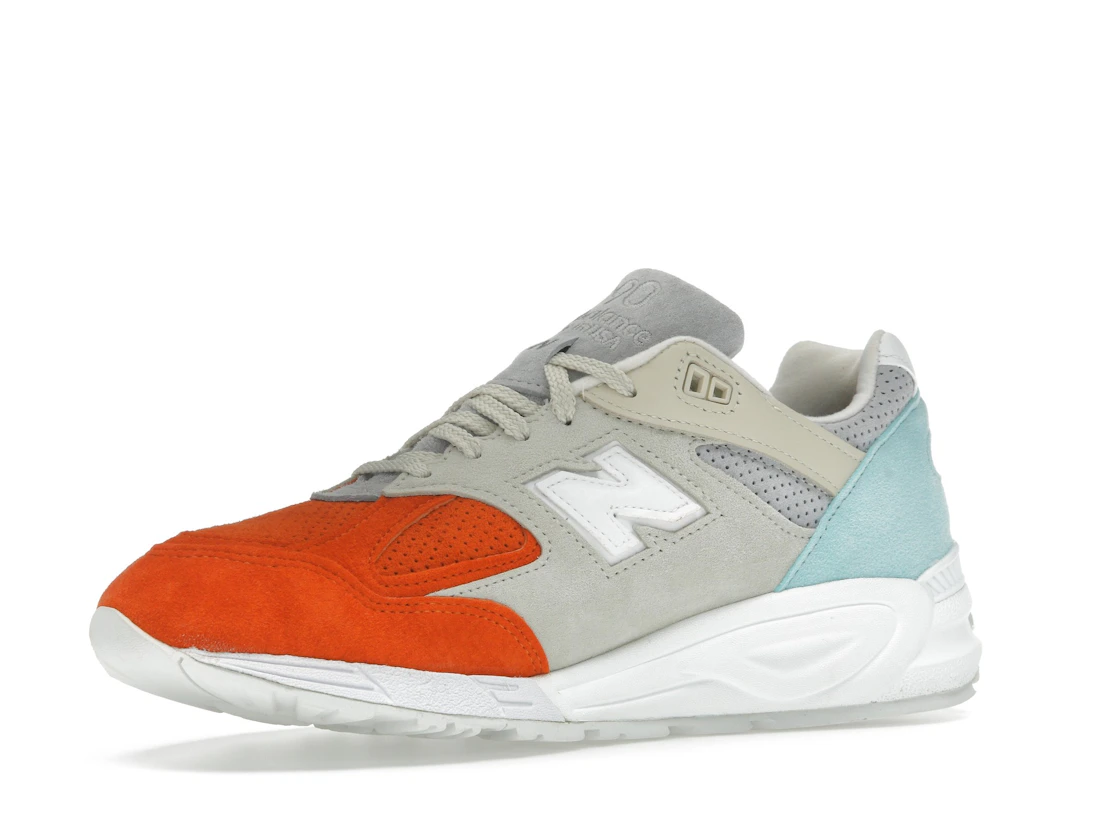 Vue 16 de New Balance 990v2 Kith Cyclades (with Socks)
