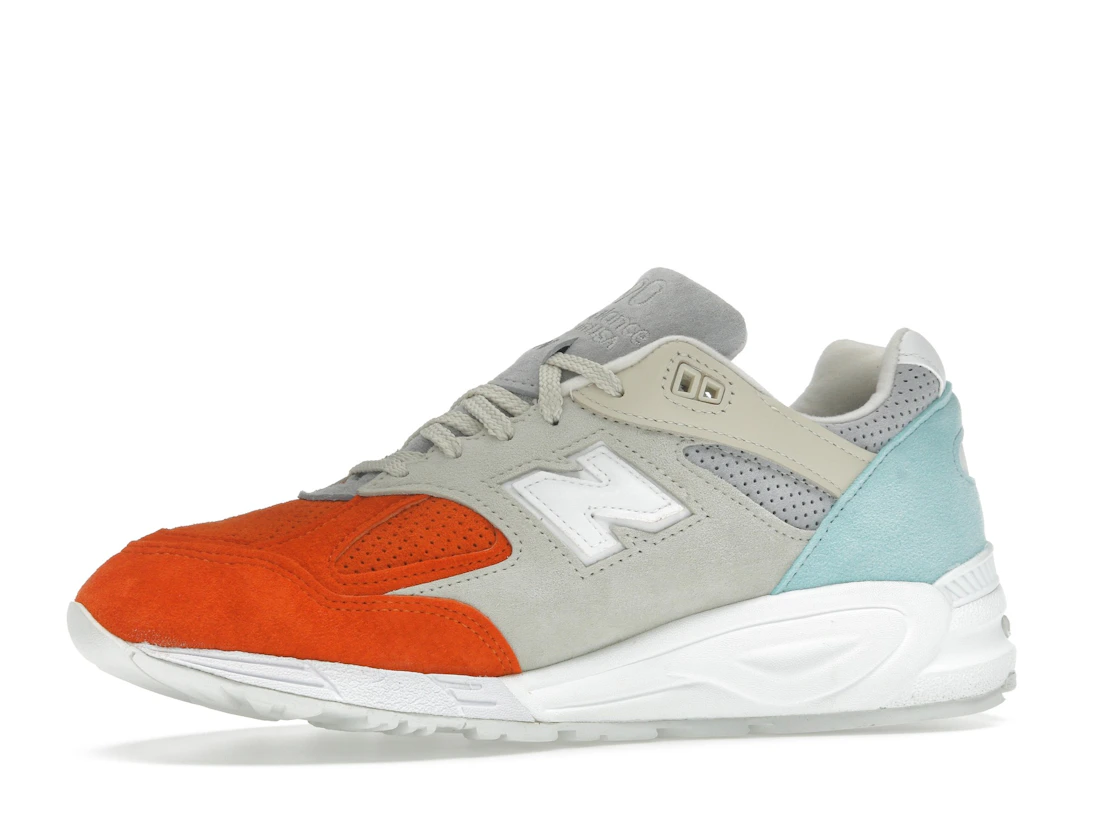 Vue 17 de New Balance 990v2 Kith Cyclades (with Socks)