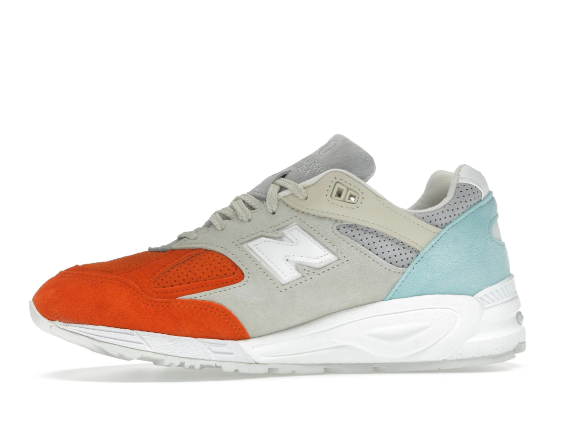Vue 18 de New Balance 990v2 Kith Cyclades (with Socks)
