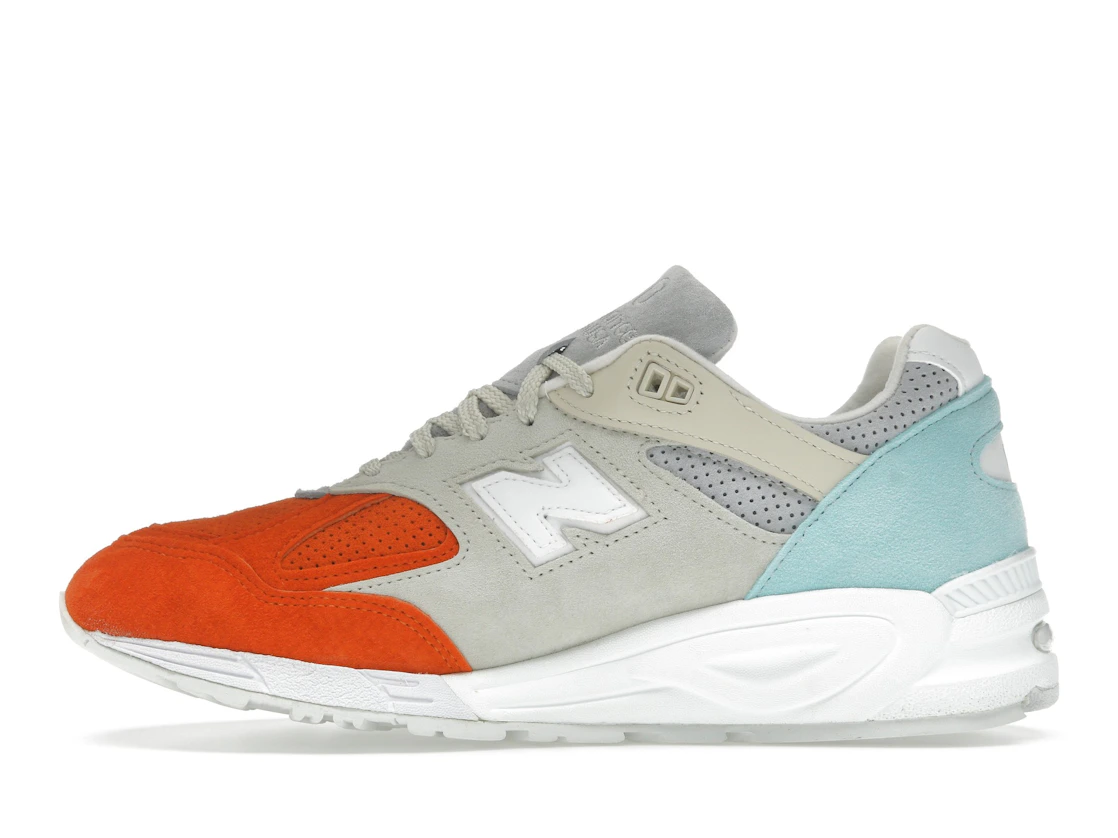 Vue 19 de New Balance 990v2 Kith Cyclades (with Socks)