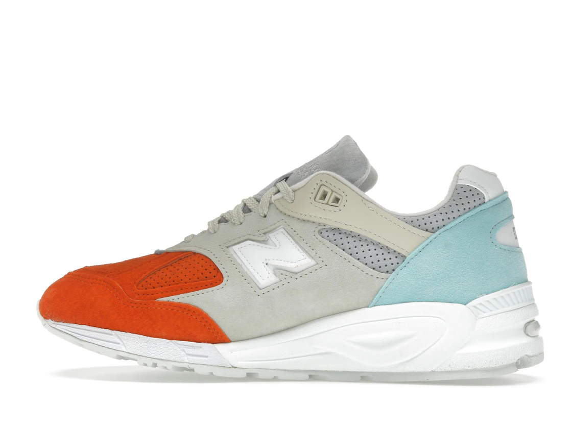 Vue 20 de New Balance 990v2 Kith Cyclades (with Socks)