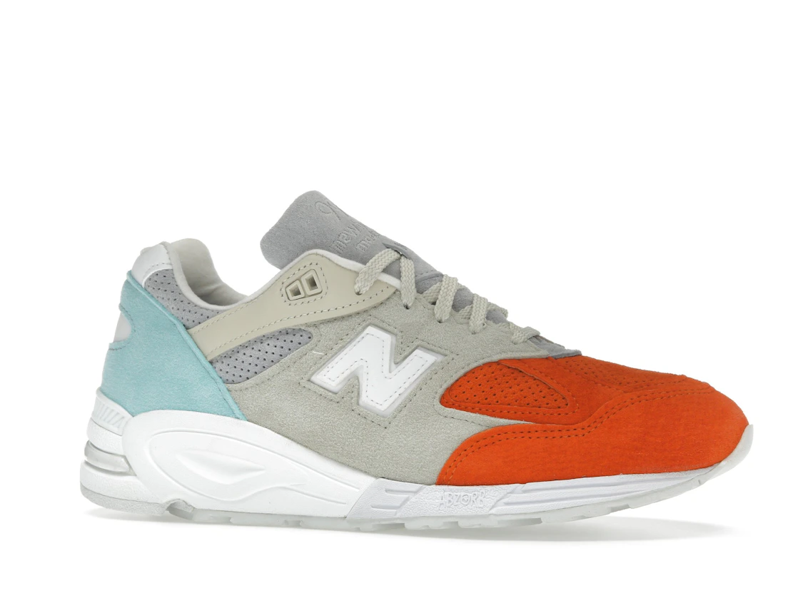 Vue 3 de New Balance 990v2 Kith Cyclades (with Socks)