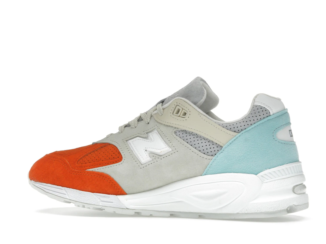 Vue 21 de New Balance 990v2 Kith Cyclades (with Socks)