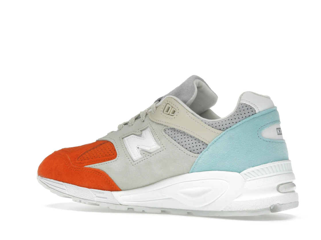 Vue 22 de New Balance 990v2 Kith Cyclades (with Socks)