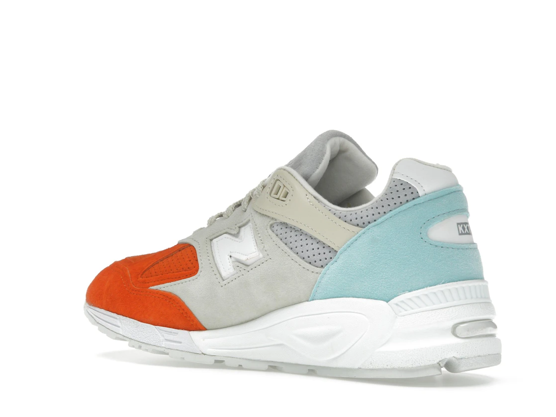 Vue 23 de New Balance 990v2 Kith Cyclades (with Socks)