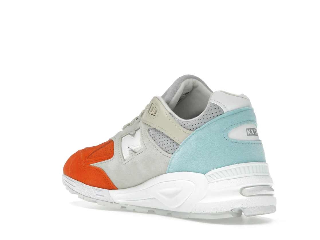 Vue 24 de New Balance 990v2 Kith Cyclades (with Socks)