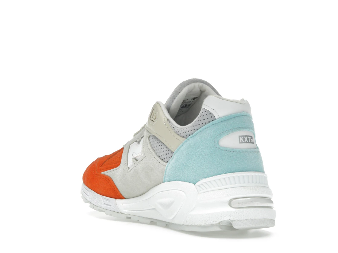 Vue 25 de New Balance 990v2 Kith Cyclades (with Socks)