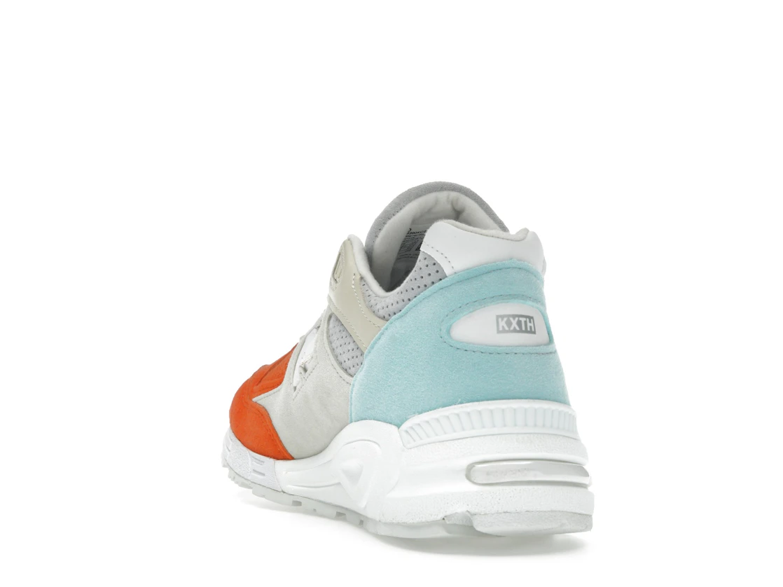 Vue 26 de New Balance 990v2 Kith Cyclades (with Socks)