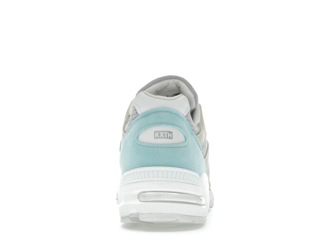 Vue 28 de New Balance 990v2 Kith Cyclades (with Socks)