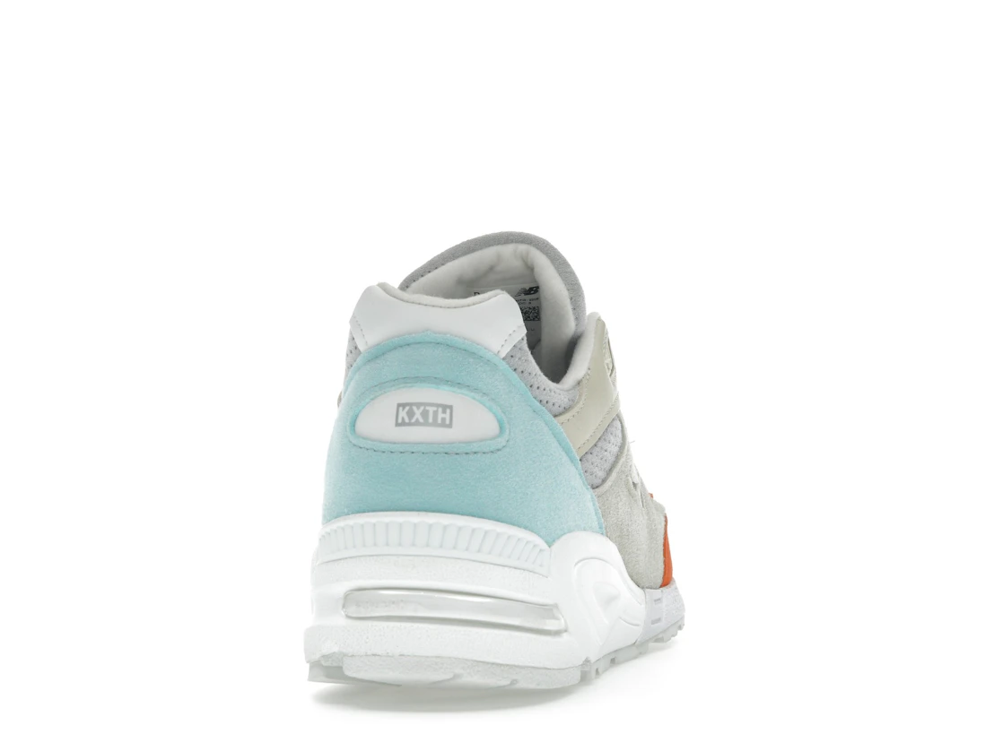 Vue 29 de New Balance 990v2 Kith Cyclades (with Socks)