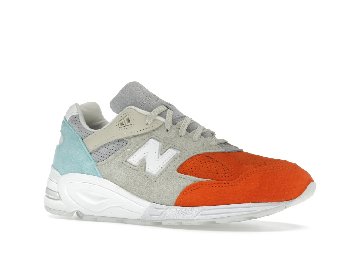 Vue 4 de New Balance 990v2 Kith Cyclades (with Socks)