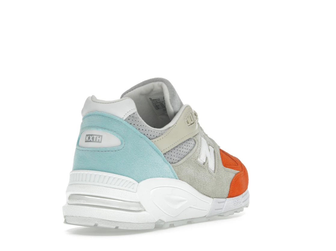 Vue 31 de New Balance 990v2 Kith Cyclades (with Socks)