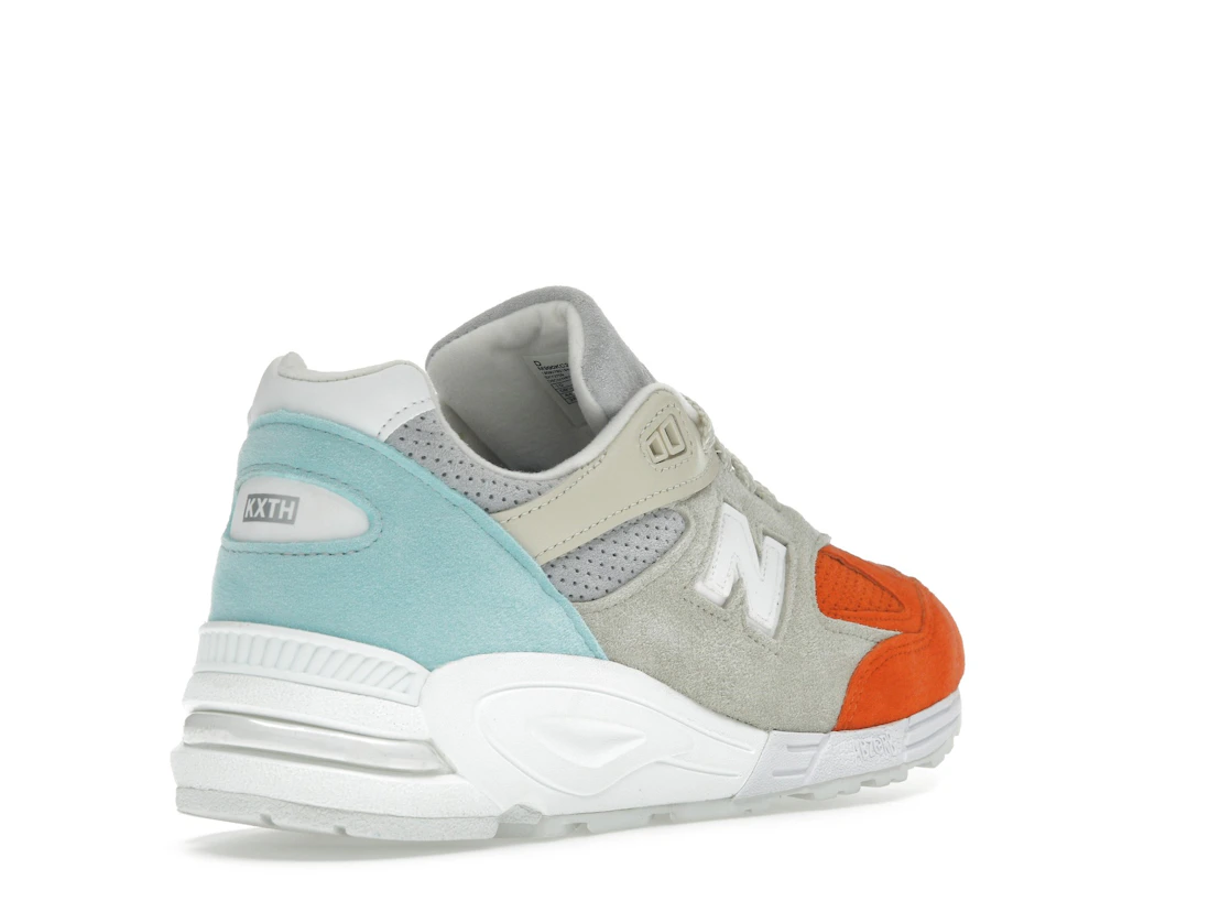 Vue 32 de New Balance 990v2 Kith Cyclades (with Socks)