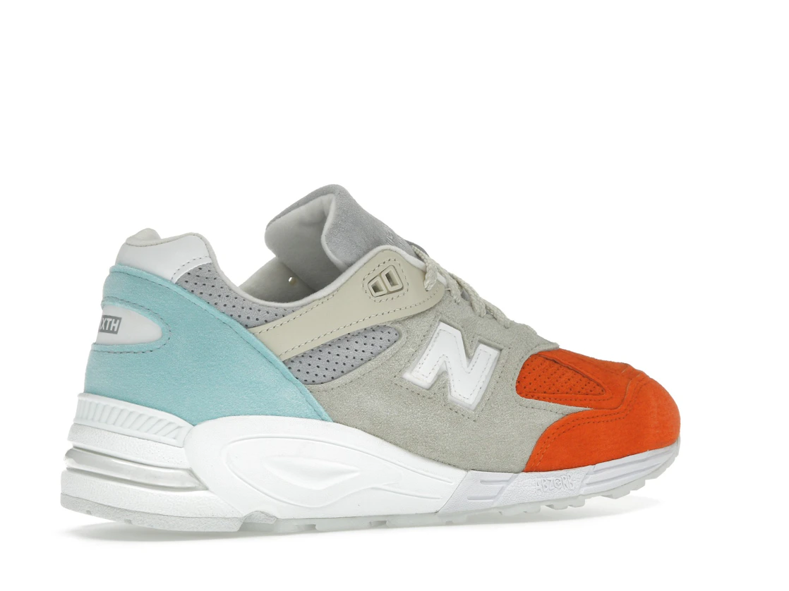 Vue 34 de New Balance 990v2 Kith Cyclades (with Socks)