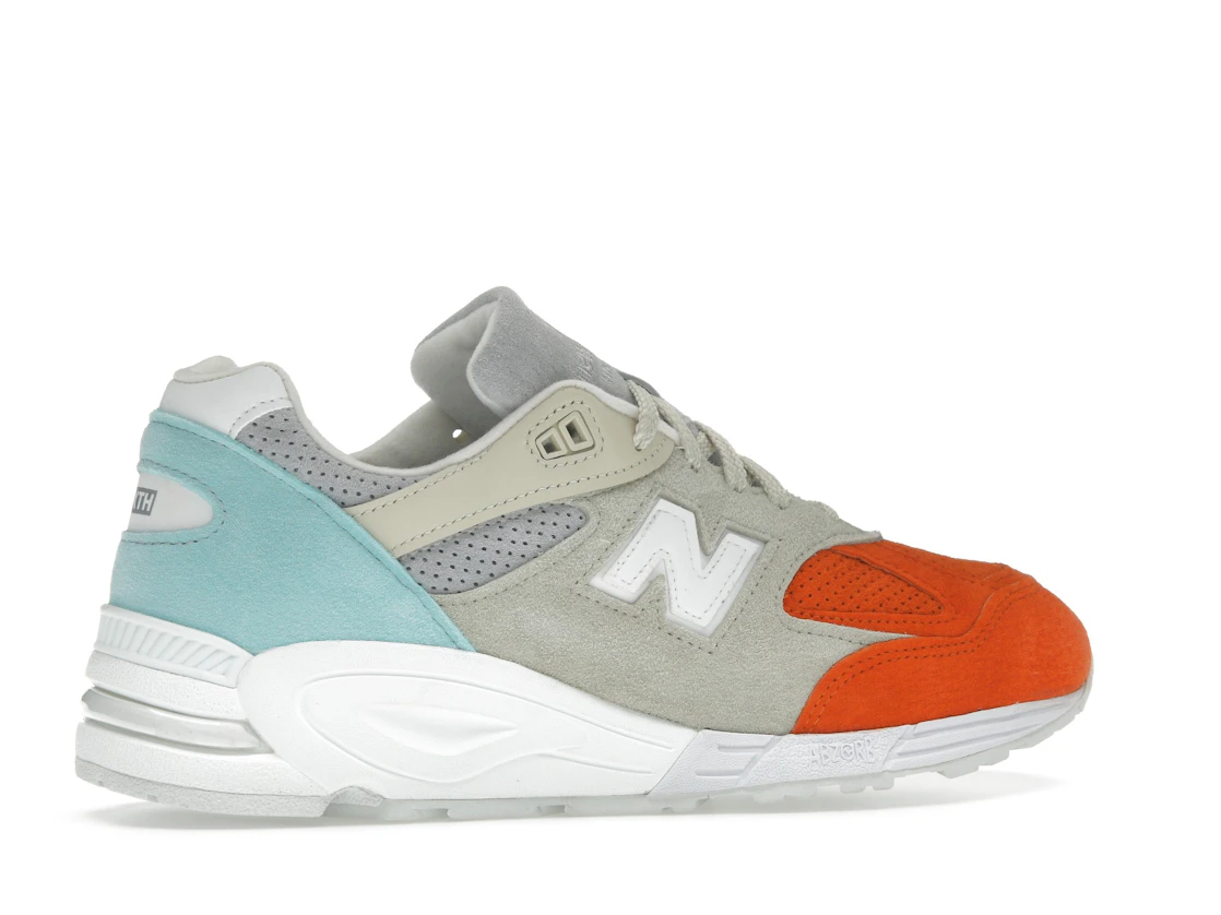 Vue 35 de New Balance 990v2 Kith Cyclades (with Socks)