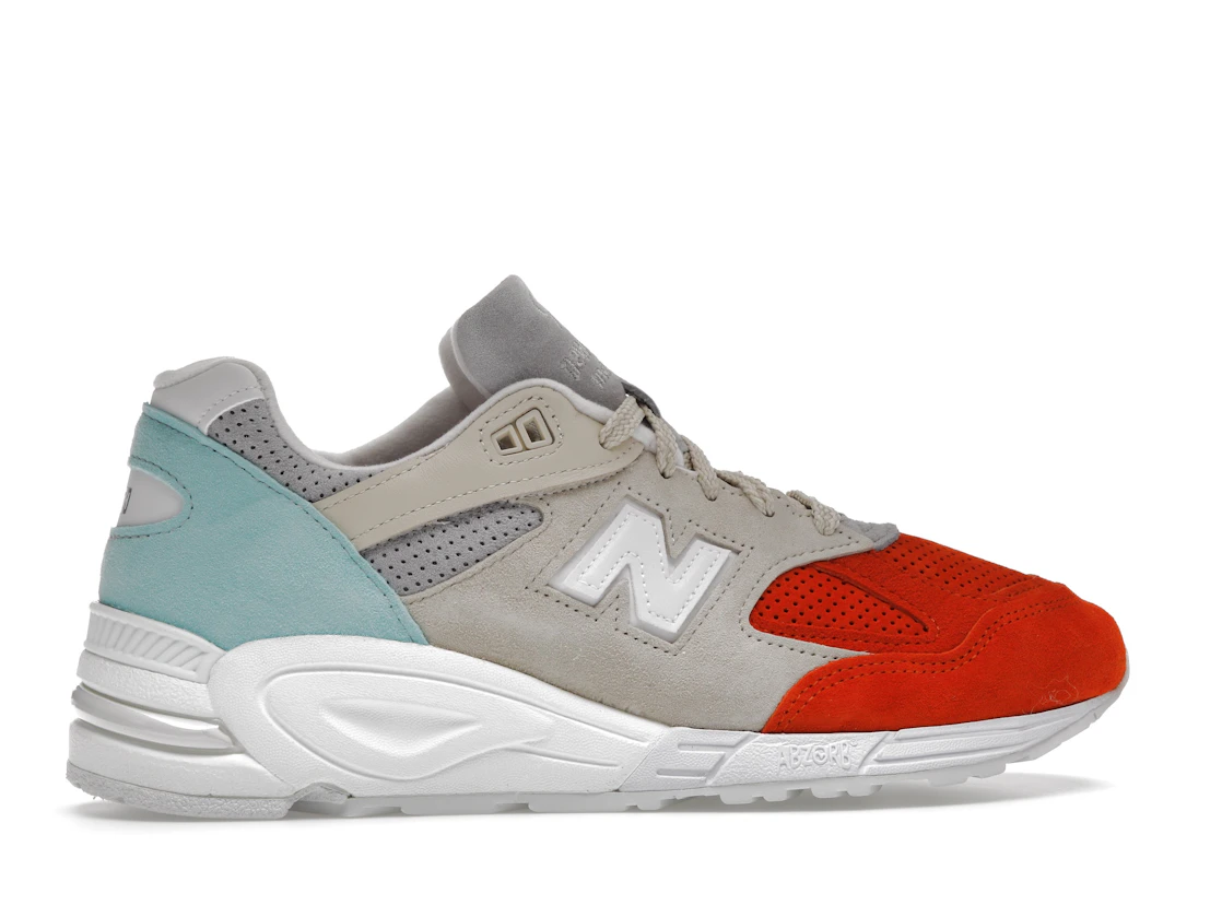 Vue 36 de New Balance 990v2 Kith Cyclades (with Socks)