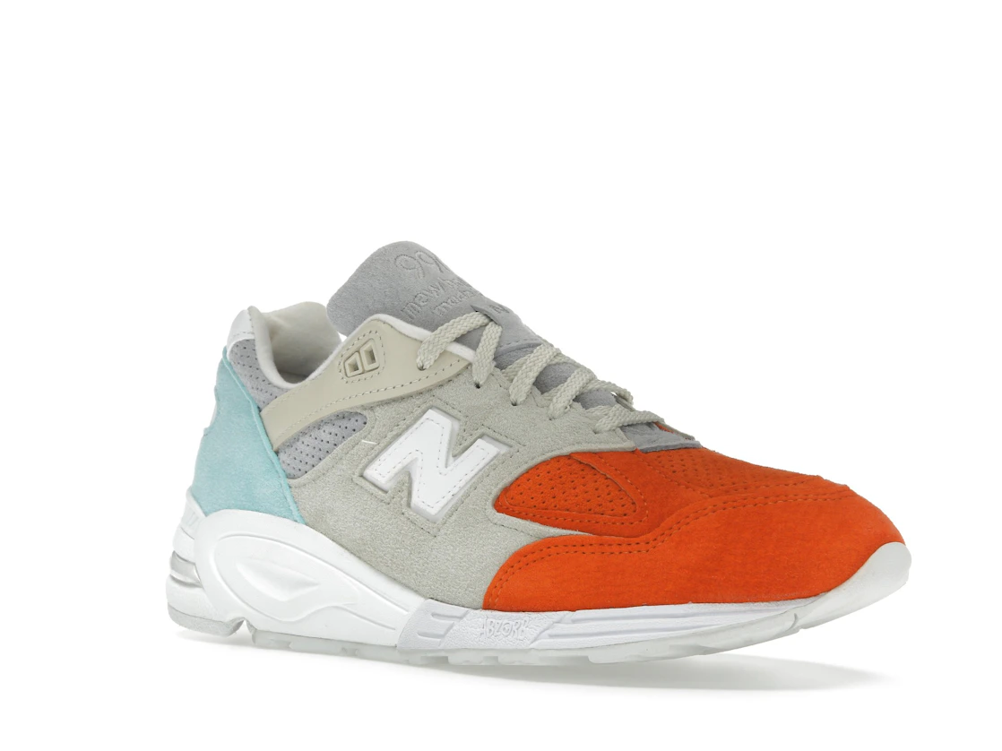 Vue 5 de New Balance 990v2 Kith Cyclades (with Socks)