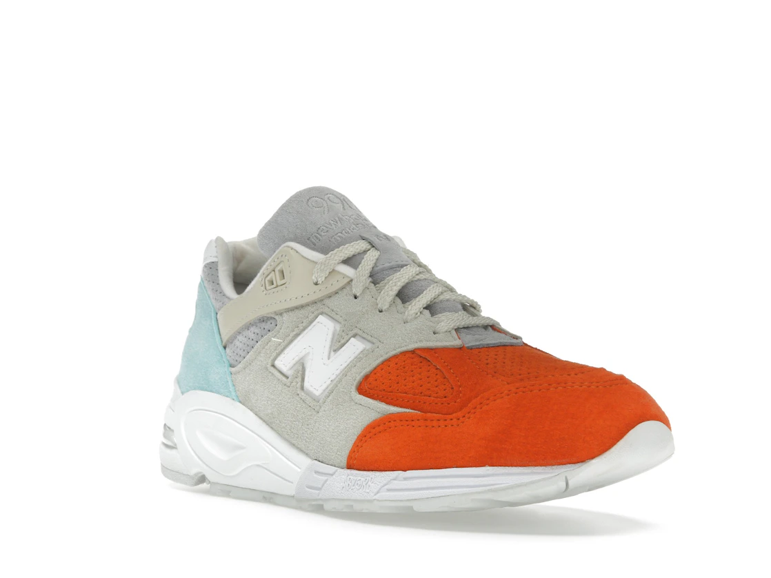 Vue 6 de New Balance 990v2 Kith Cyclades (with Socks)