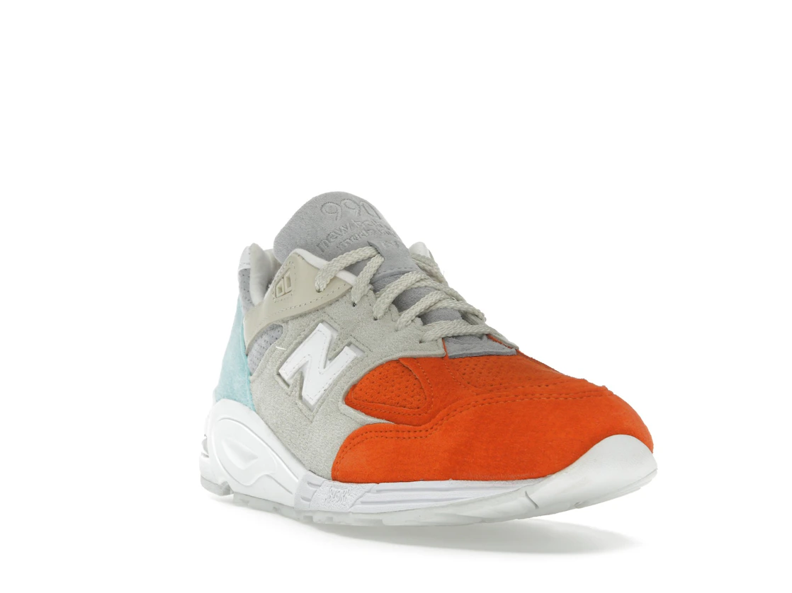 Vue 7 de New Balance 990v2 Kith Cyclades (with Socks)
