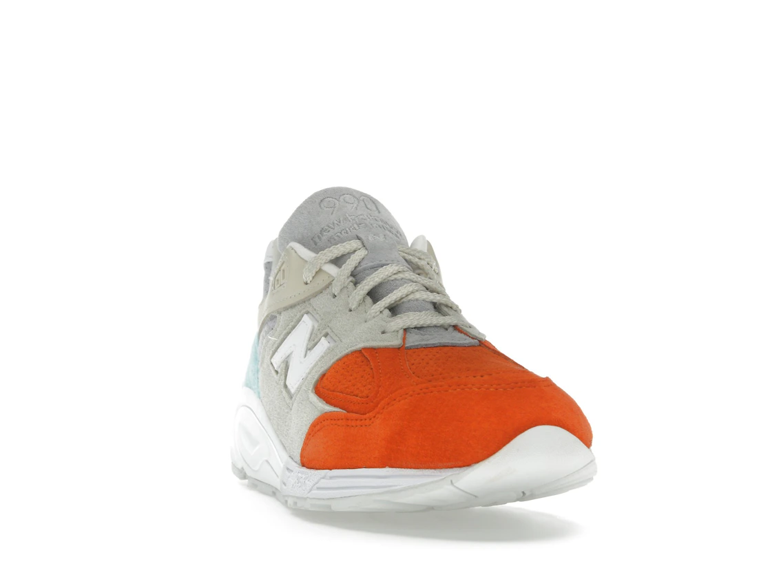 Vue 8 de New Balance 990v2 Kith Cyclades (with Socks)