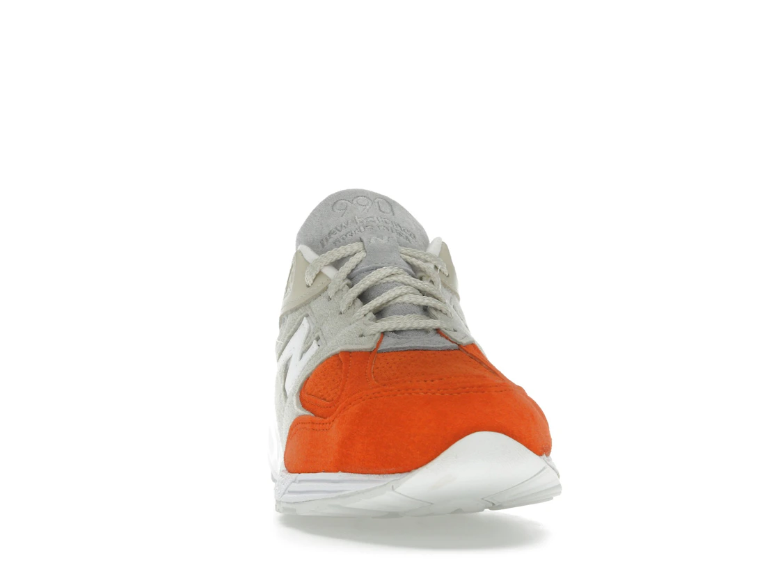 Vue 9 de New Balance 990v2 Kith Cyclades (with Socks)