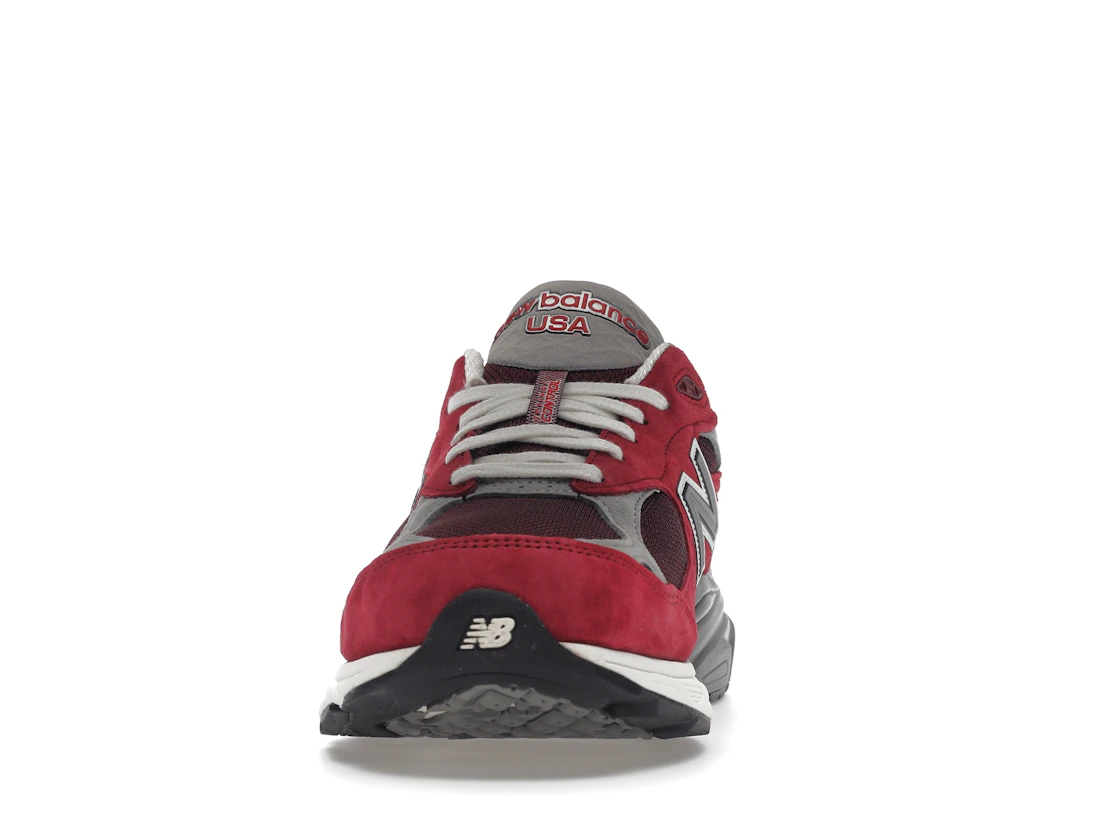 Vue 11 de New Balance 990v3 MiUSA Teddy Santis Scarlet