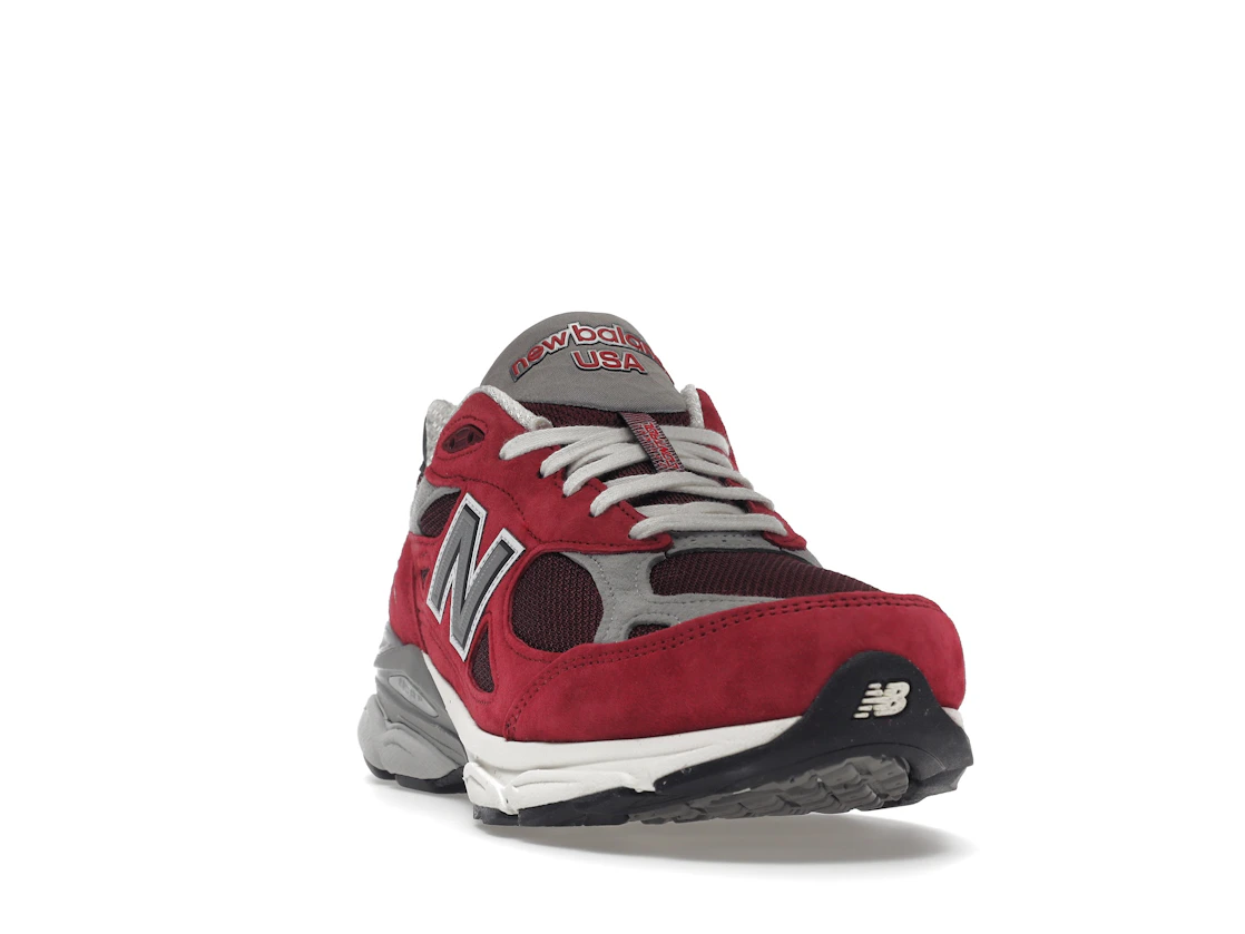 Vue 8 de New Balance 990v3 MiUSA Teddy Santis Scarlet
