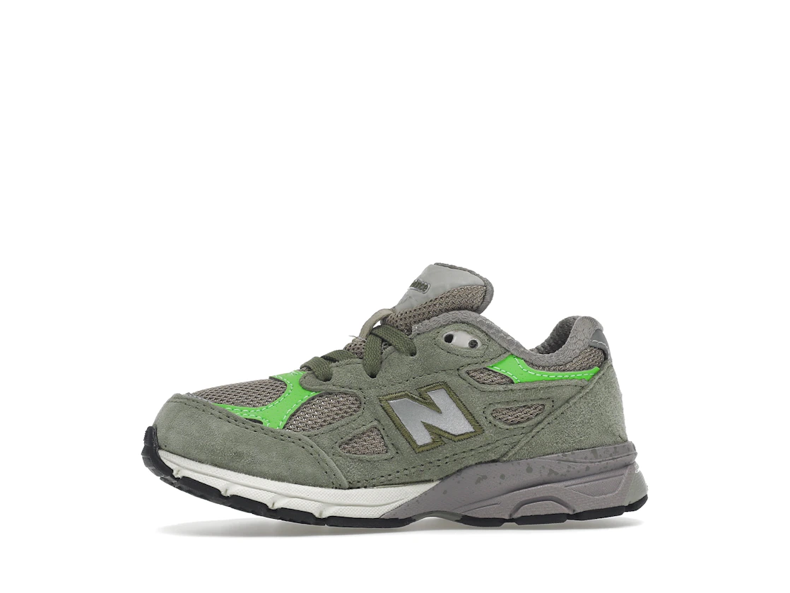 Vue 18 de New Balance 990v3 Patta Keep Your Family Close (TD)