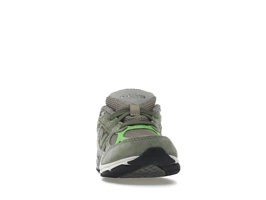 Vue 9 de New Balance 990v3 Patta Keep Your Family Close (TD)