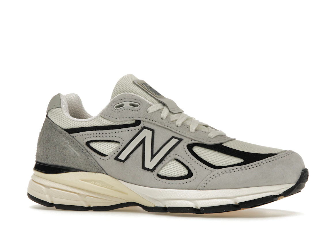 Vue 3 de New Balance 990v4 MiUSA Teddy Santis Grey Black Cream