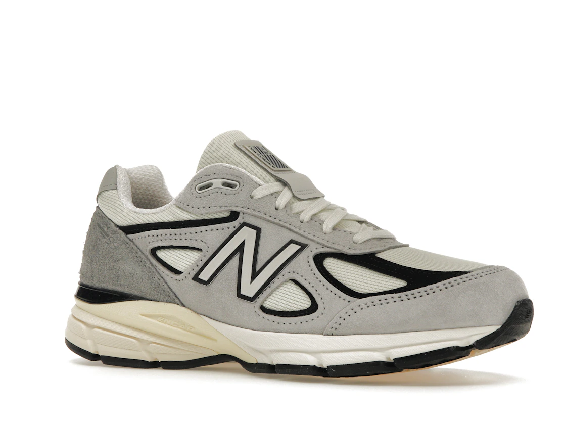 Vue 4 de New Balance 990v4 MiUSA Teddy Santis Grey Black Cream