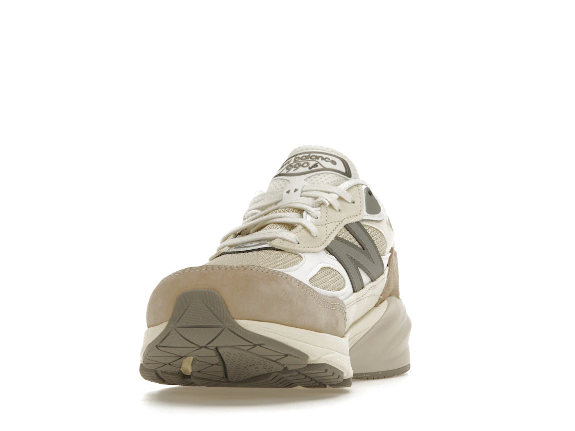 Vue 12 de New Balance 990v6 MiUSA Cream